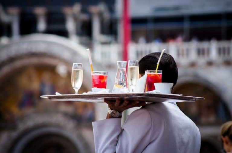 La alta demanda de trabajadores lucha contra la baja oferta en el sector turismo y hostelería de España