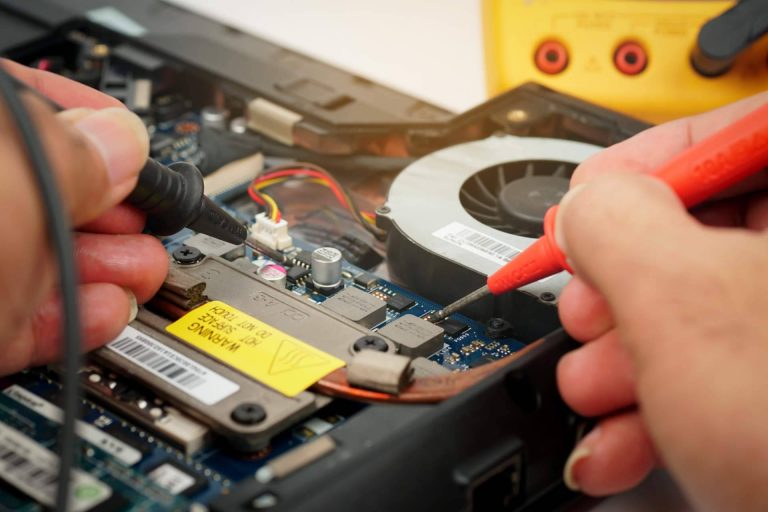 Reparación de placa base de portátiles de la mano de Reparar Ordenadores