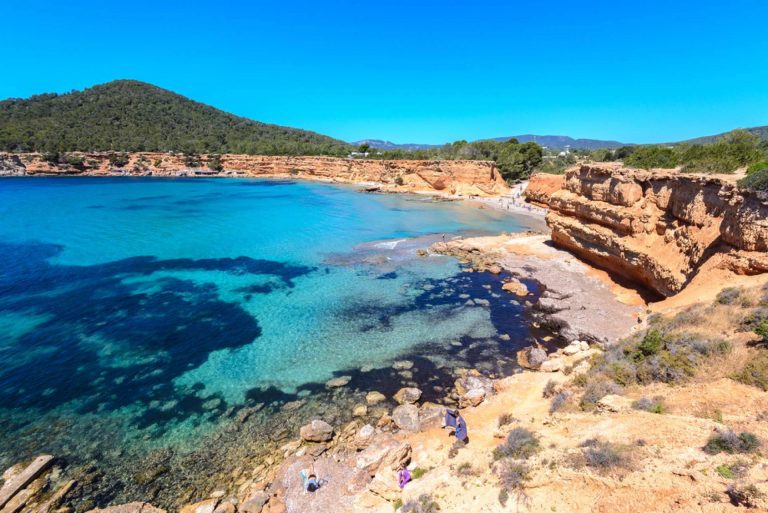 Los coches baratos para visitar todas las playas paradisíacas de Ibiza de K10 Rent a Car