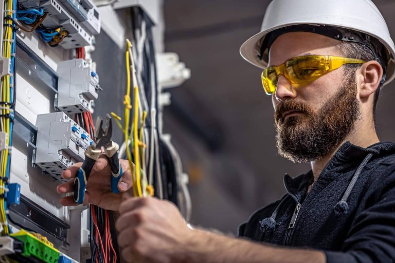 La empresa de electricistas Valencia que se encarga de llevar a cabo certificados eléctricos, Savelec