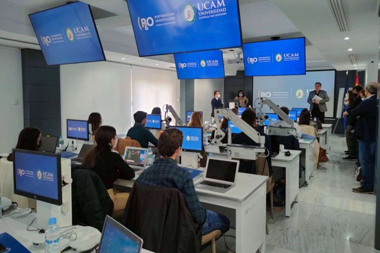 PgO UCAM opiniones. Una de las mejores universidades para estudiar el postgrado de Odontología según sus alumnos
