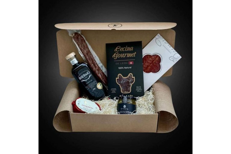 Cesta productos gourmet con dedicatoria y foto, de la mano de Bon León
