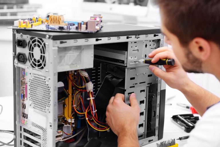Servicios de reparación y mantenimiento de ordenadores con una garantía de seis meses, por Servitec