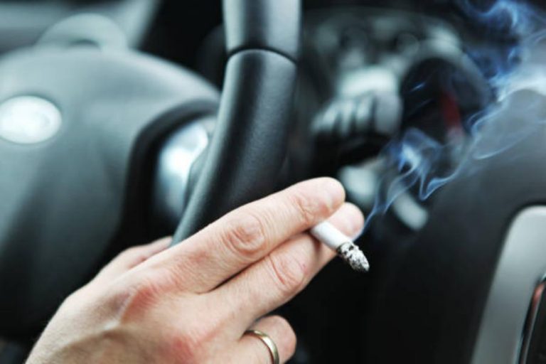DGT: esta es la multa que te puede caer por fumar en el coche