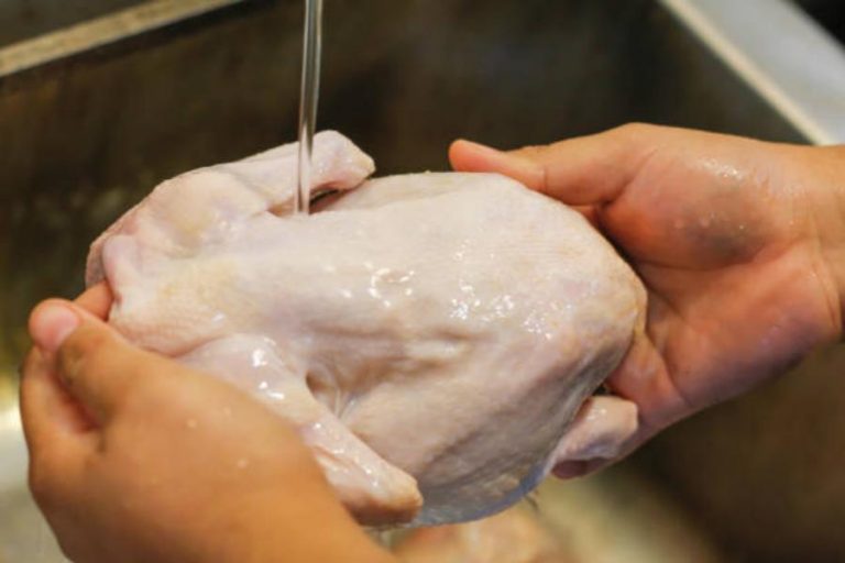 La peligrosa razón por la que nunca deberías lavar el pollo antes de cocinarlo
