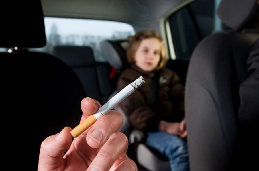 Prohibido fumar en el coche con niños y embarazadas