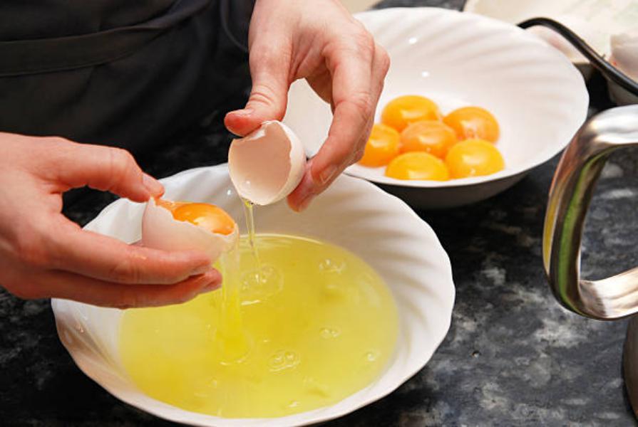 Huevos crudos para realizar mayonesa