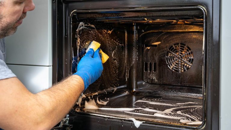Las dos cosas que necesitas para limpiar tu horno en segundos