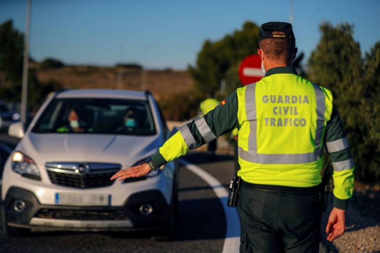 Discutir con tu pareja en el coche y otras sanciones ridículas de la DGT