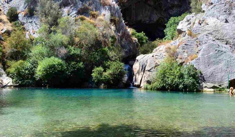 La cueva en España en la que podrás nadar entre montañas