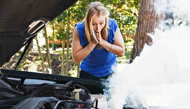 Qué hacer si sale humo del motor del coche
