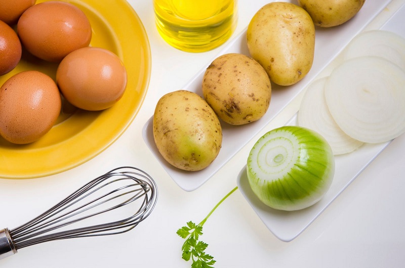 Tortilla De Patatas: Cómo Hacerla Con Cebolla Caramelizada