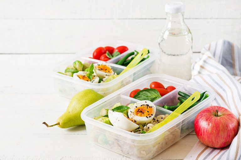 Nunca debes guardar estos alimentos en un plástico