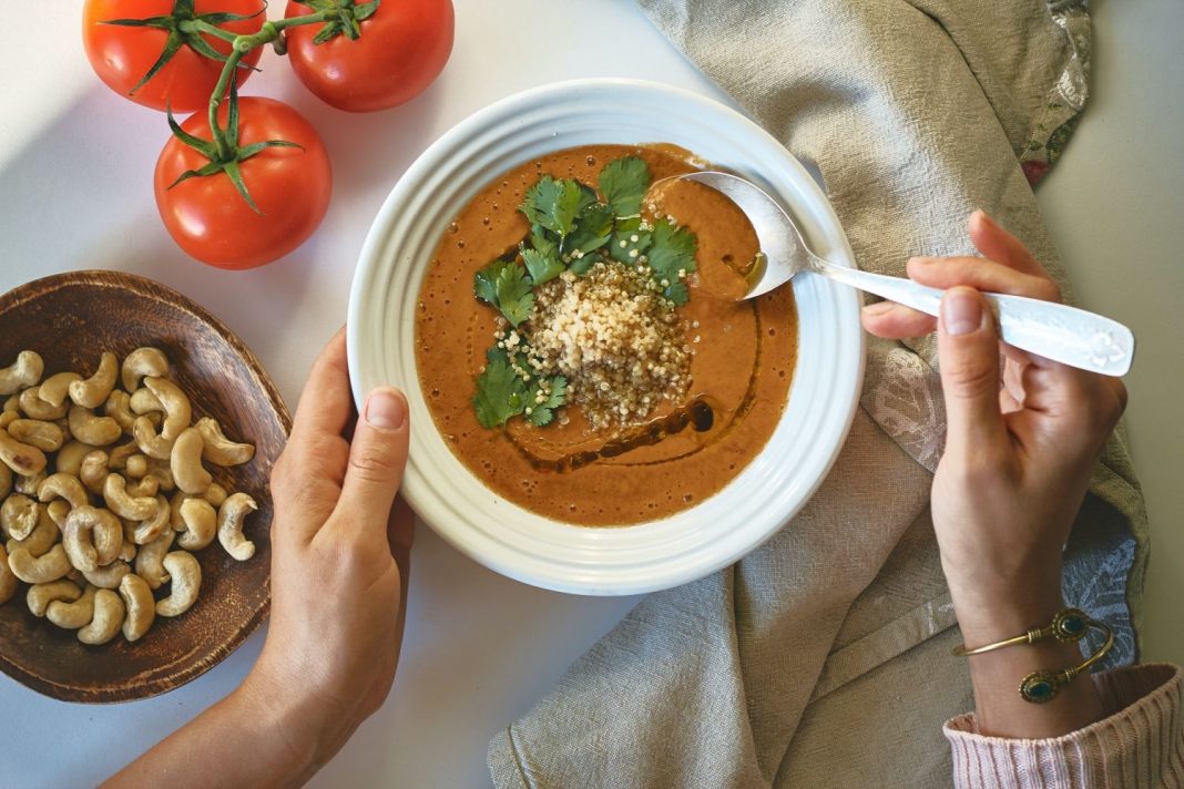 10 recetas de sopa fría que se convertirán en tus favoritas este verano