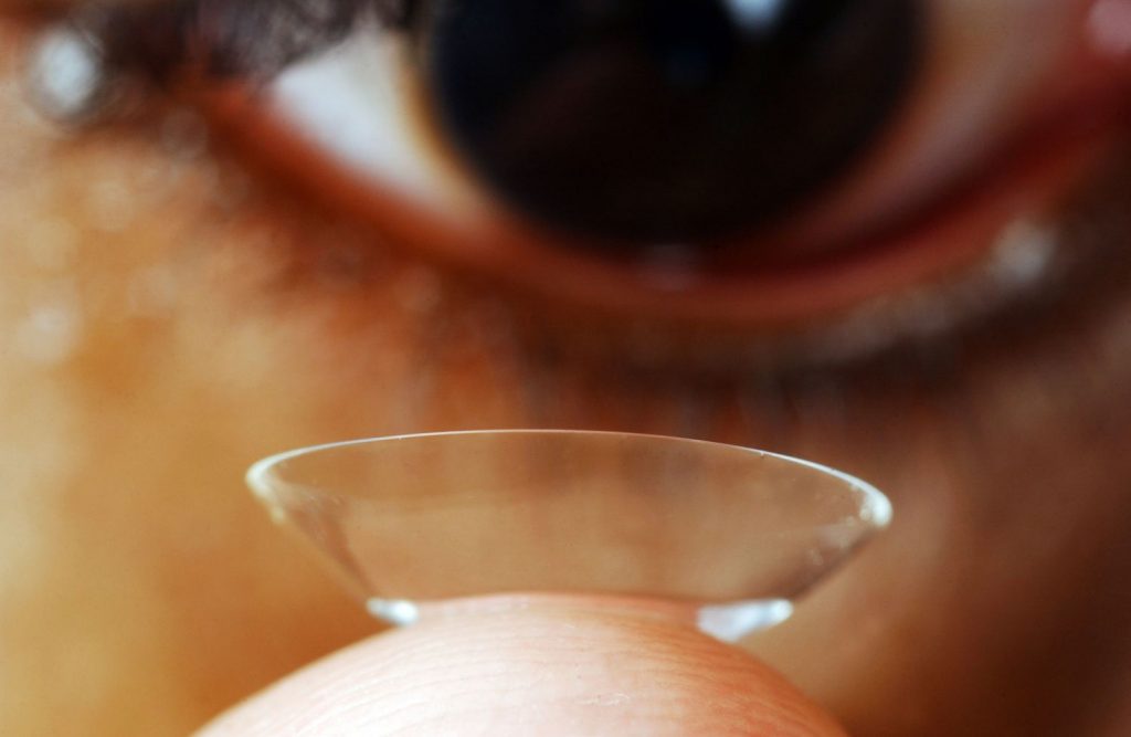 El contacto con el agua puede estropear sus lentillas