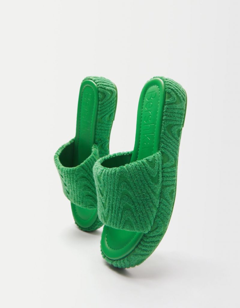 Sandalia plana toalla de Bershka