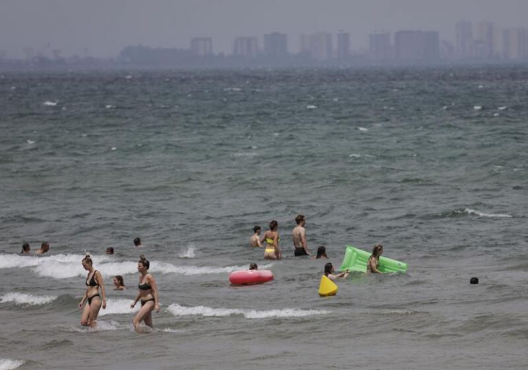 Once CCAA de la mitad norte peninsular en riesgo por calor, tormentas y oleaje