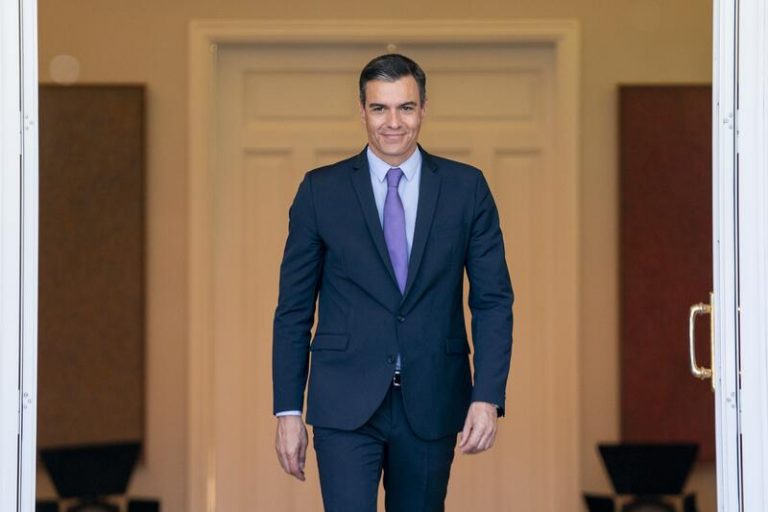 Sánchez anuncia que aprobará hacer fijos a más de 67.000 sanitarios