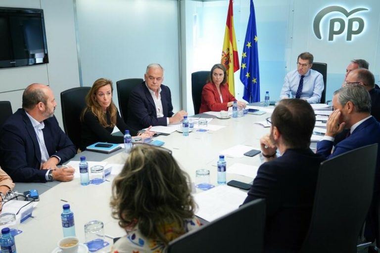 Feijóo opta por los candidatos de Casado para los congresos de Extremadura, Murcia y Barcelona
