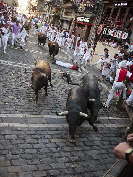 Al menos tres corneados en el quinto encierro con toros de Cebada Gago