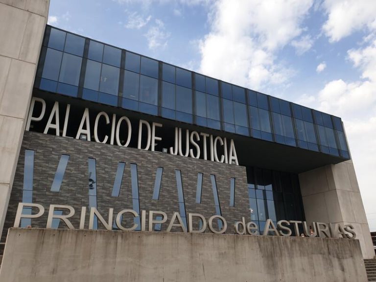 Solicitan dos años de prisión para una mujer por estafar 8.000 euros tras fingir estar embarazada