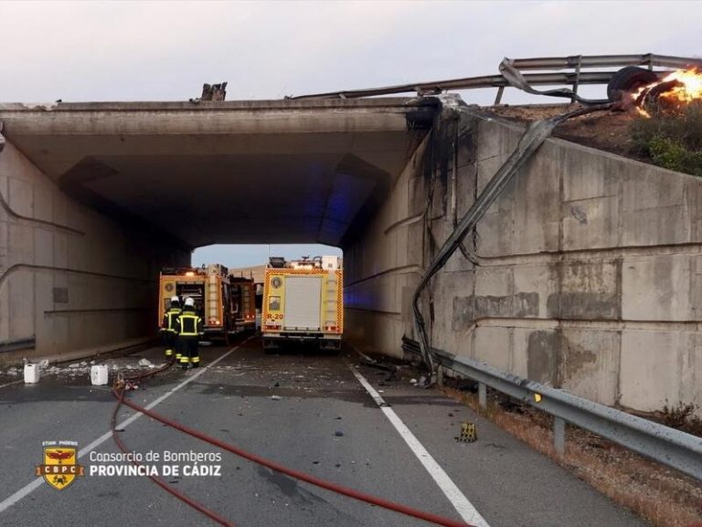 Logran extinguir el incendio de un camión con 10.000 litros de gasolina