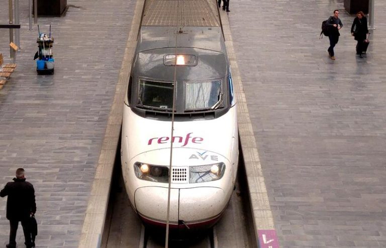 Renfe suspende toda la circulación de trenes que unen Madrid con Aragón y Cataluña por el incendio de Ateca
