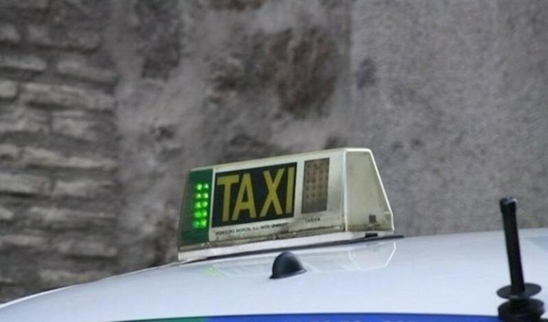 Dos jóvenes apuñalan de madrugada a un taxista en Granada para robarle la recaudación