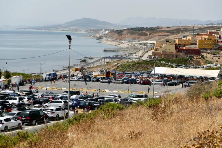 España y Marruecos intensifican la vigilancia del espigón del Tarajal tras la entrada en Ceuta de 21 menores