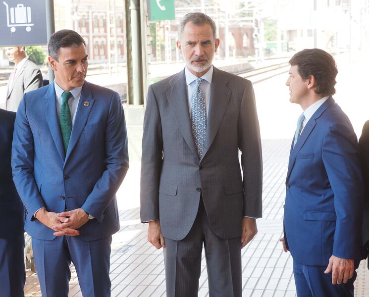 Felipe VI inaugura el AVE a Burgos, que reduce el tiempo a Madrid a hora y media