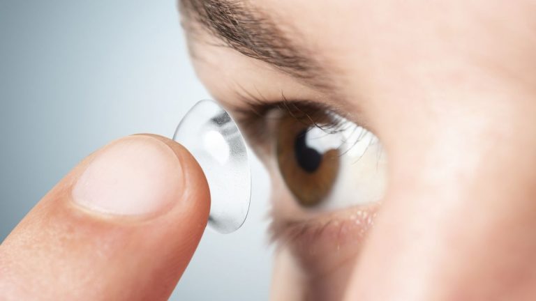 Trucos para evitar que tus lentillas se estropeen en la playa o piscina