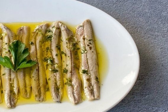 Así se hacen unos boquerones en vinagre en 4 pasos