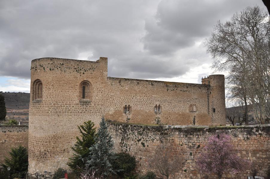 El Castillo, las puertas y las murallas de la Villa