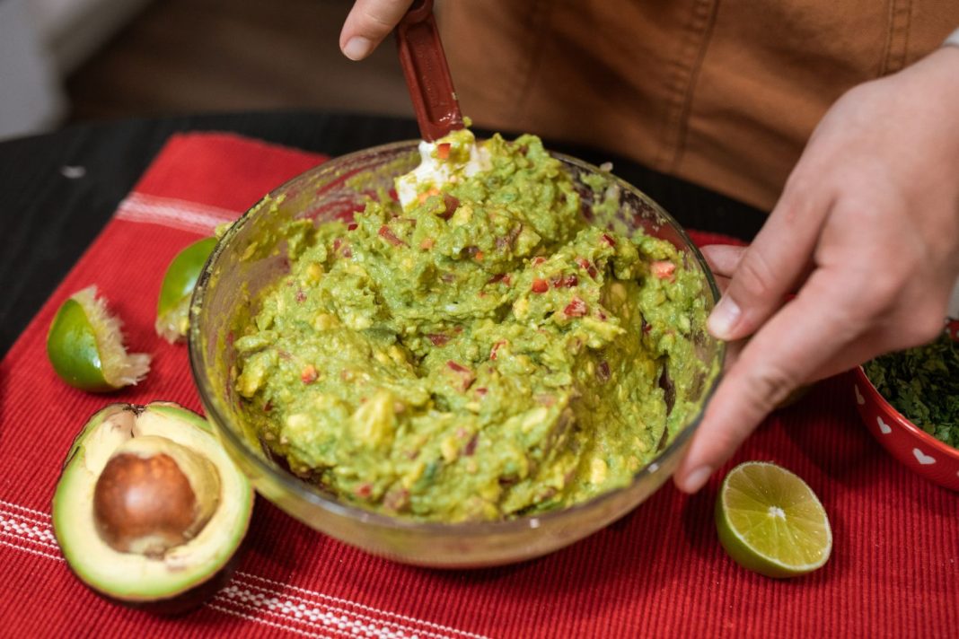 Cinco salsas que puedes preparar con aguacate