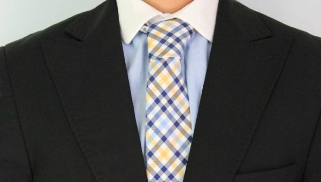 El nudo de corbata cuatro en mano