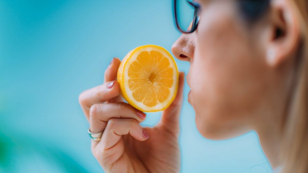 Segunda Verdad: El zumo de naranja natural contiene muchos nutrientes y ayuda a que el organismo asimile otros