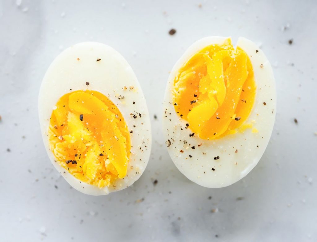 ¿Hay un plan de comidas recomendado por un nutricionista en la dieta del huevo duro?