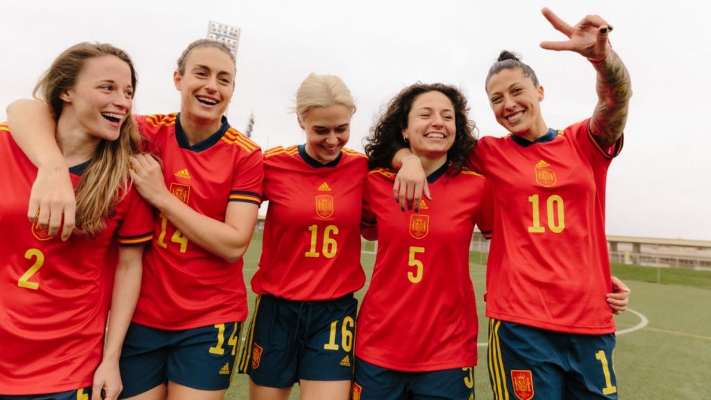 Dinamarca vs España en fútbol femenino