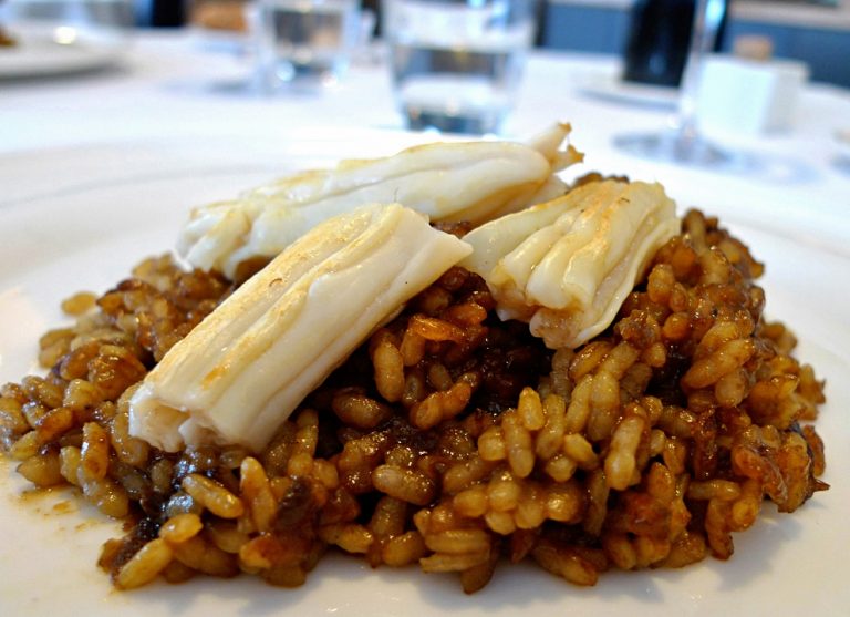 El arroz seco de chef con dos estrellas Michelin que triunfa en Madrid