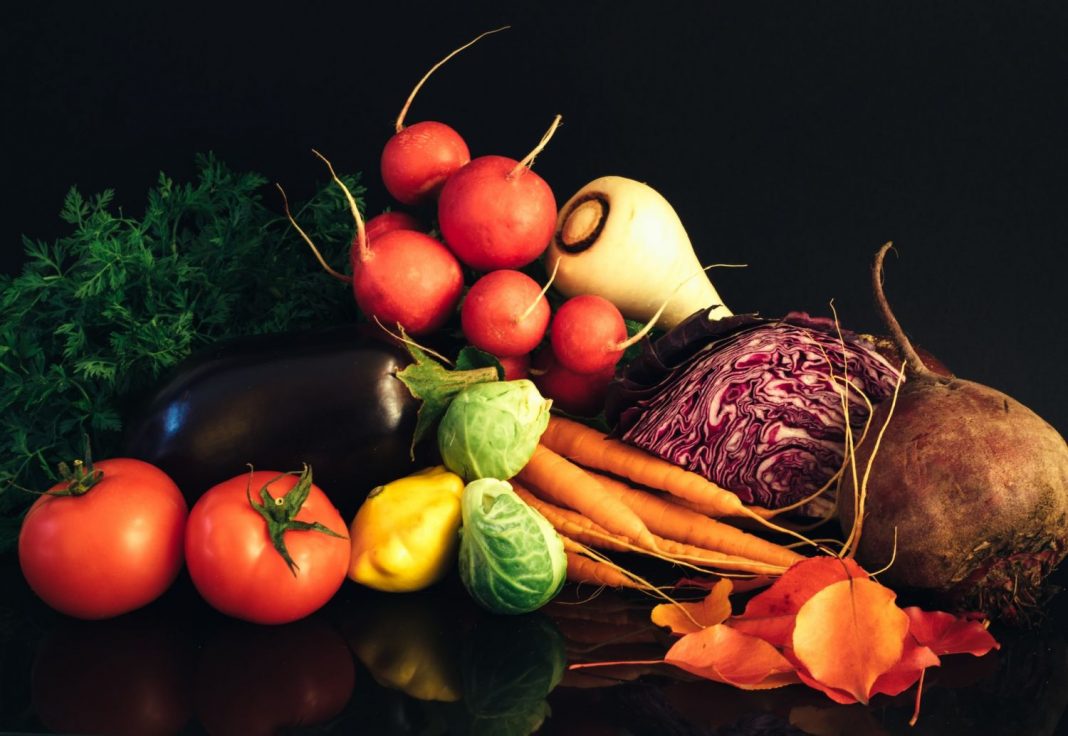 Ensalada de frutas y verduras el acompañamiento que combina a la perfección