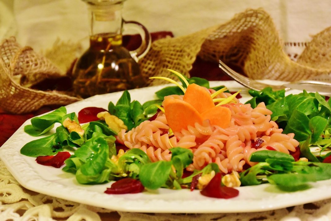 Ensalada de pasta y yogur el plato perfecto para los días de más calor