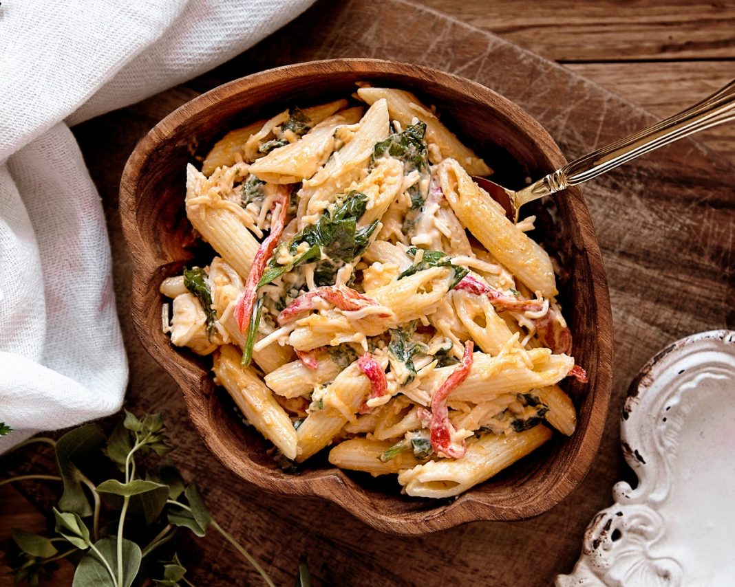 Ensalada de pasta y yogur el plato perfecto para los días de más calor