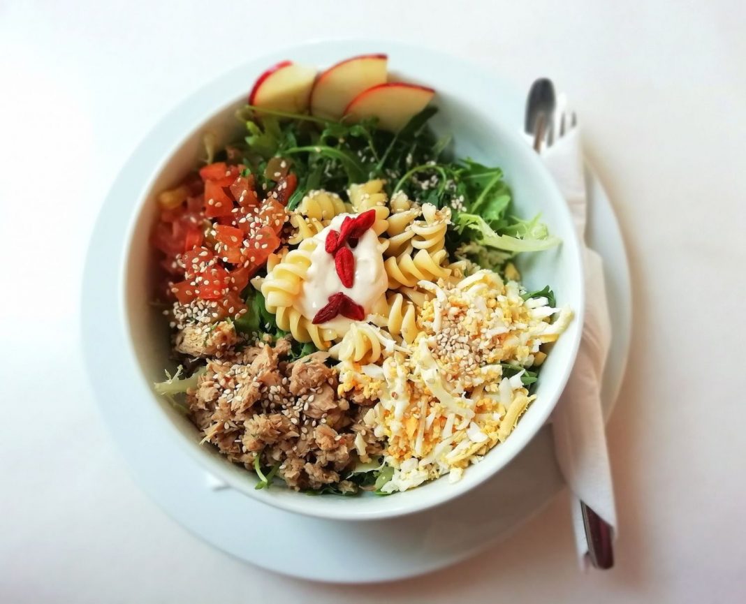 Ensalada de pasta y yogur el plato perfecto para los días de más calor