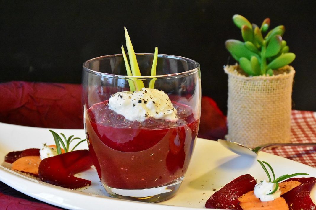 Gazpacho así lo prepara Pepe, Jordi y Samantha, los jueces de MasterChef