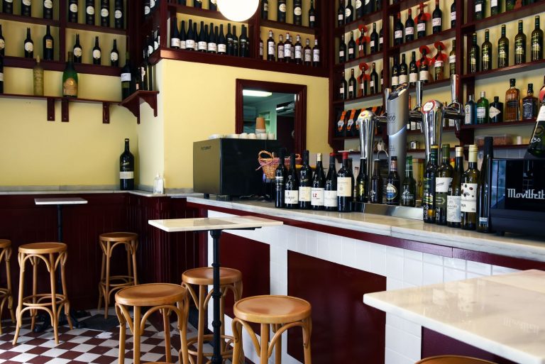 La Taberna del Lobo: barra, producto y puchero