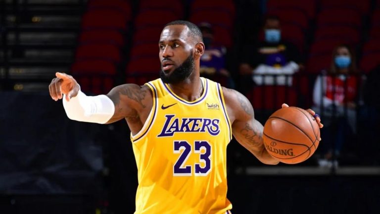 LeBron James recibe un palo descomunal fuera de las canchas de la NBA