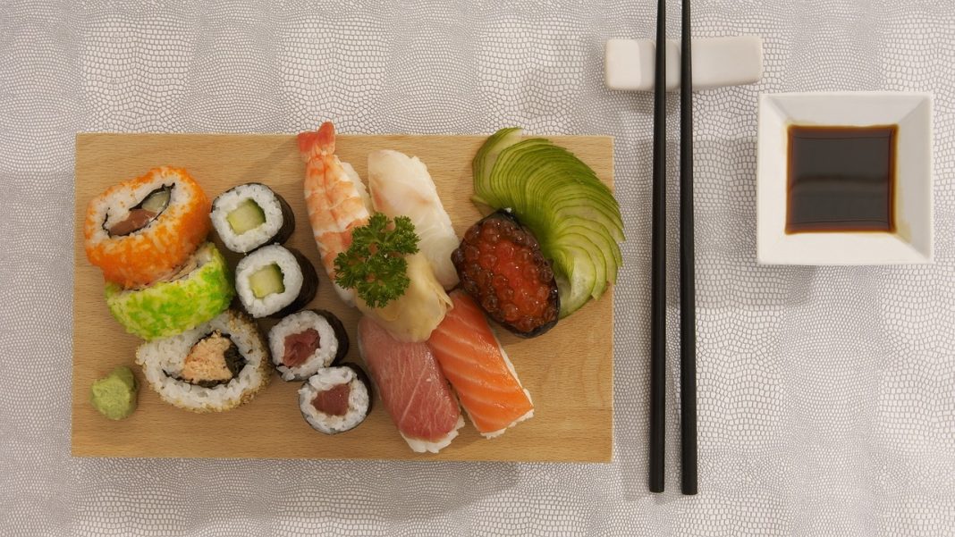 Pastel de sushi así le das una vuelta al plato típico oriental