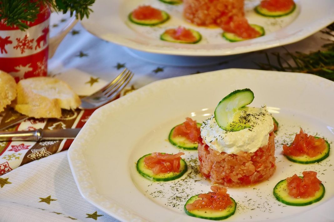 Tartar de salmón el truco para que no se deshaga antes de llegar a la mesa