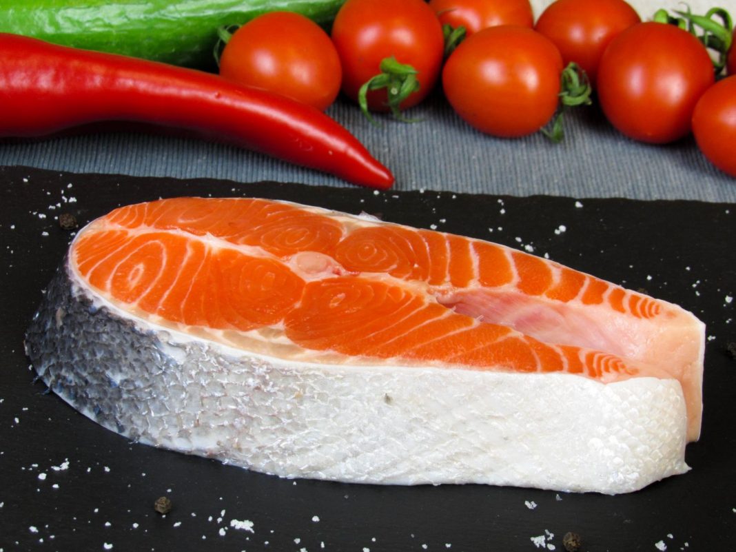 Tartar de salmón el truco para que no se deshaga antes de llegar a la mesa