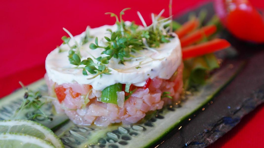 Tartar de salmón el truco para que no se deshaga antes de llegar a la mesa